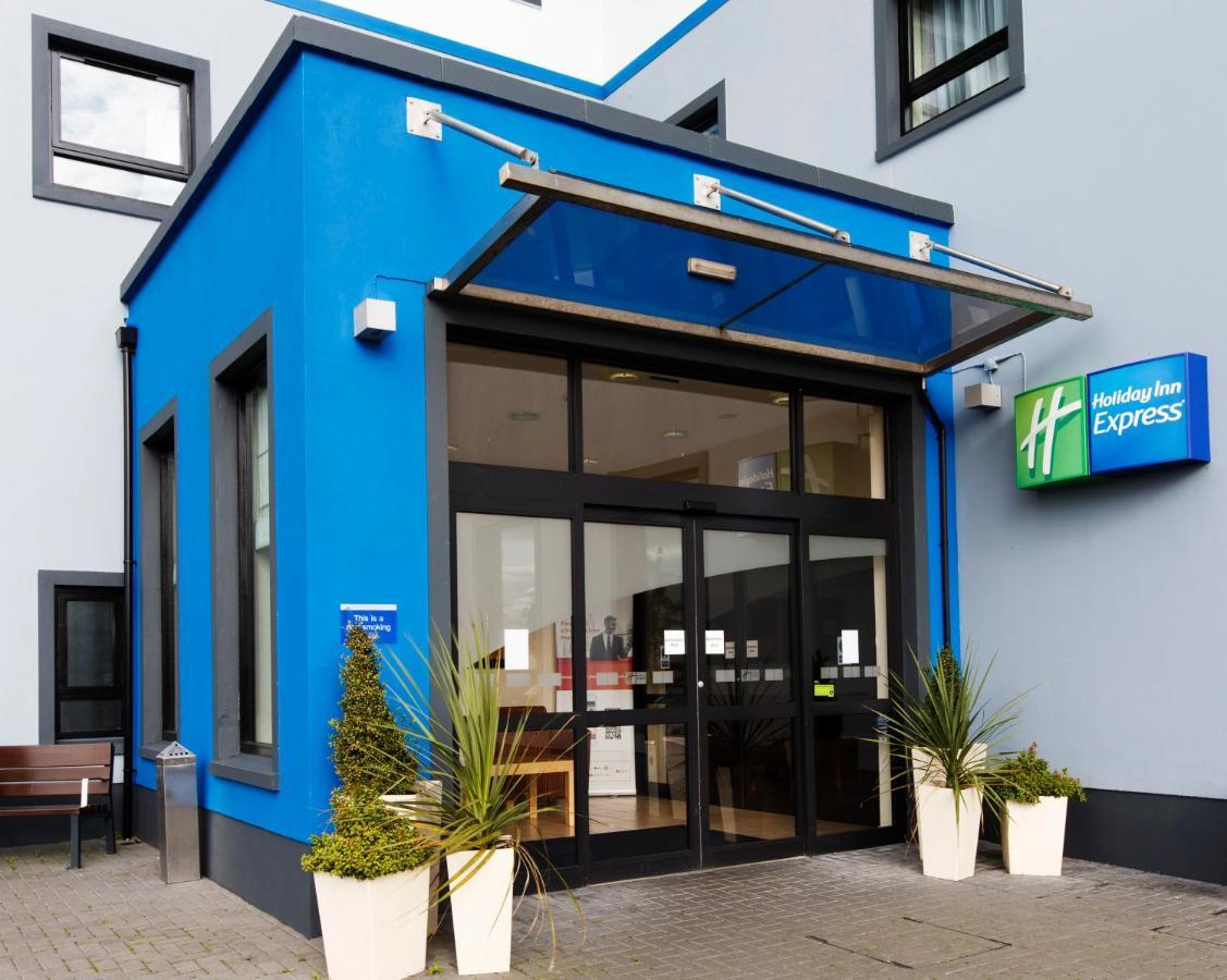 Holiday Inn Express Antrim By Ihg Екстериор снимка