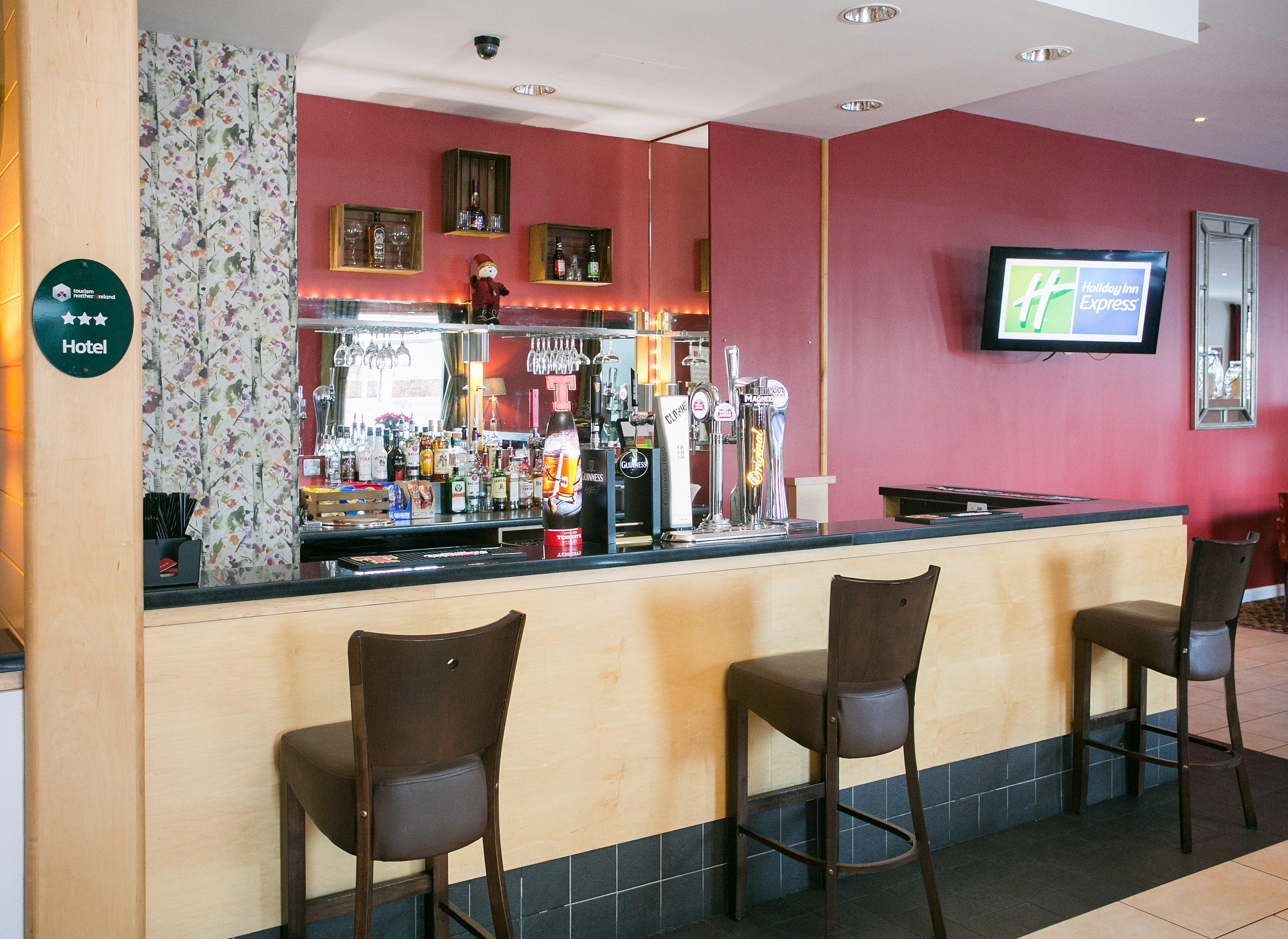 Holiday Inn Express Antrim By Ihg Екстериор снимка