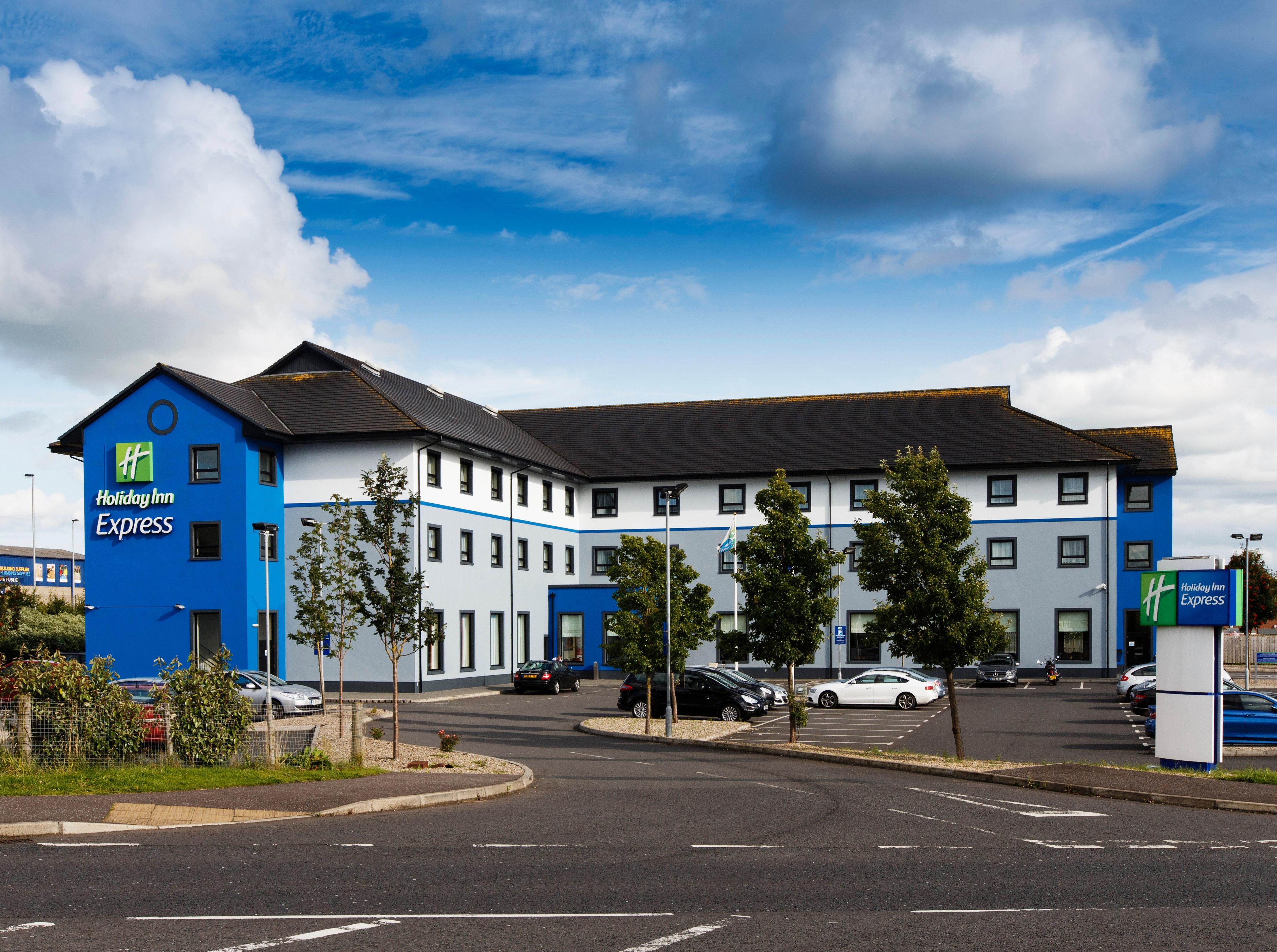Holiday Inn Express Antrim By Ihg Екстериор снимка