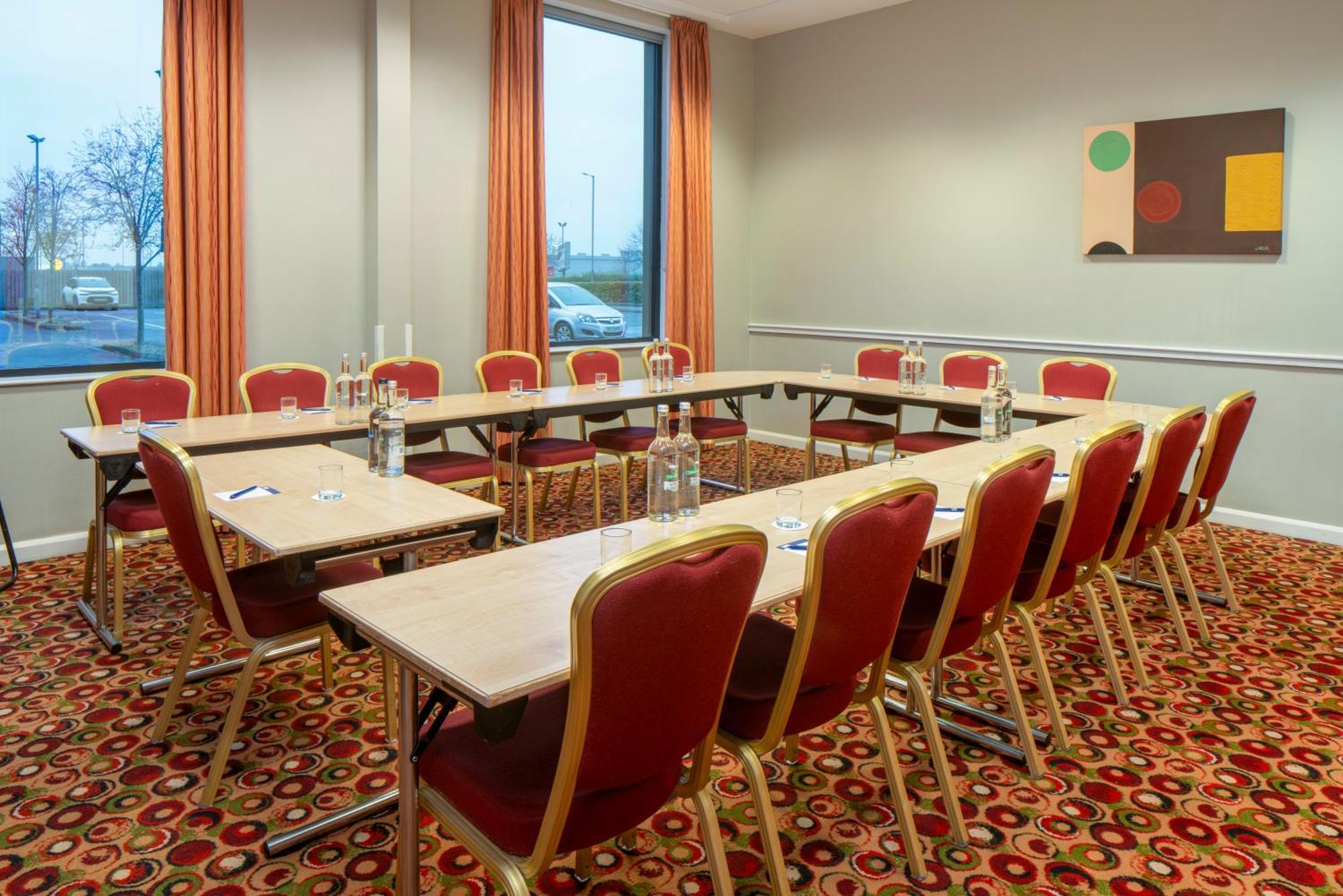 Holiday Inn Express Antrim By Ihg Екстериор снимка