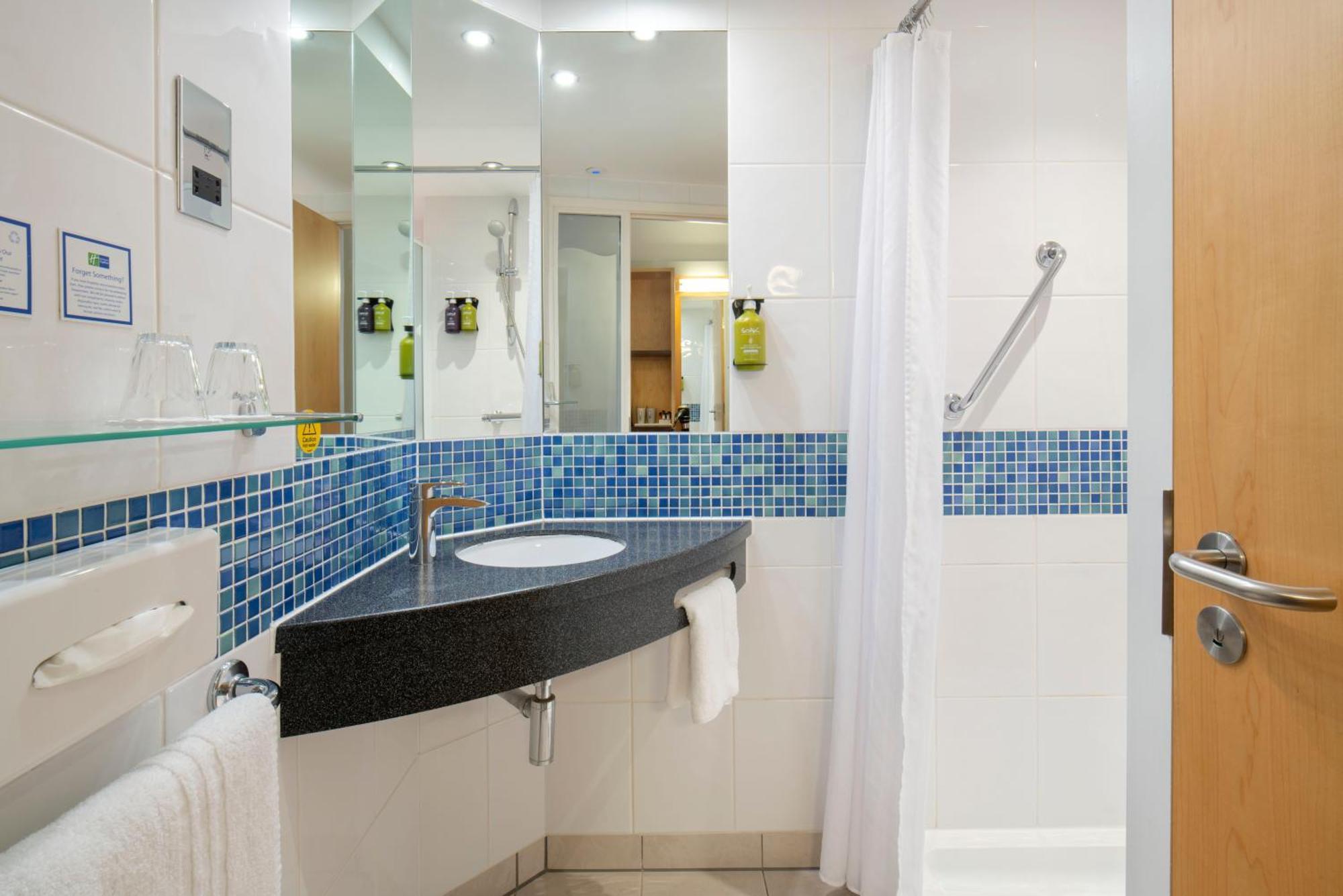 Holiday Inn Express Antrim By Ihg Екстериор снимка