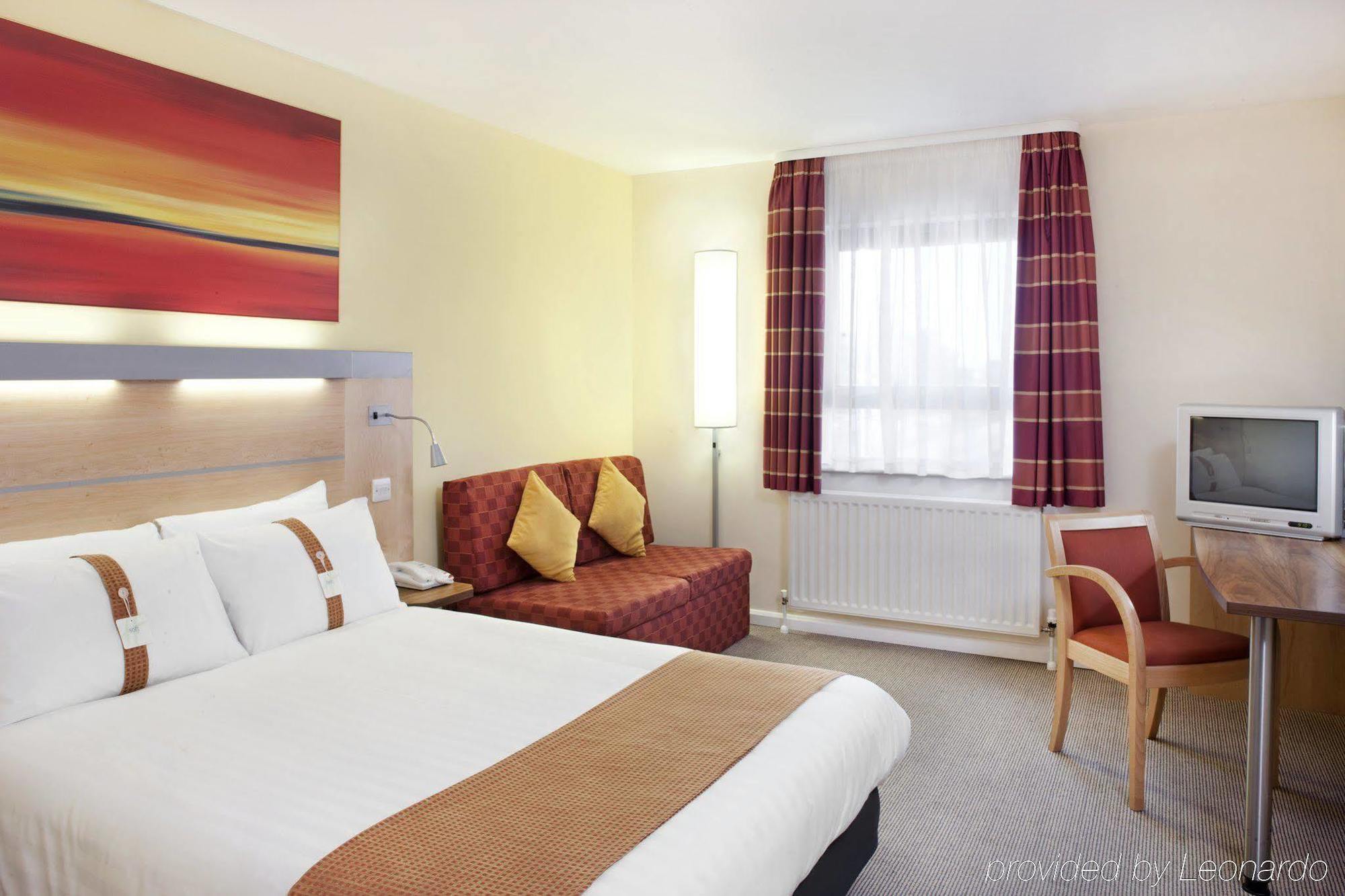 Holiday Inn Express Antrim By Ihg Стая снимка